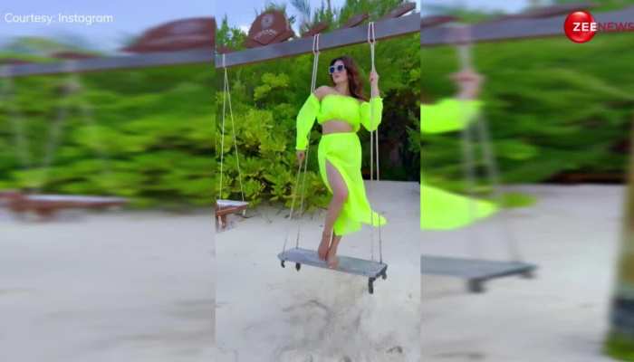 Urvashi Rautela ने सुपरहॉट अवतार में झूले के ऊपर खड़े होकर दिए बोल्ड पोज, देख लोग बोले-गिर जाओगी पापा की परी