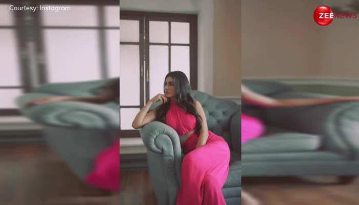 पिंक टॉप और स्लिट कट स्कर्ट में Mouni Roy ने सौफे पर बैठ-बैठकर दिए हद से ज्यादा हॉट पोज, देख लोग हुए फिदा