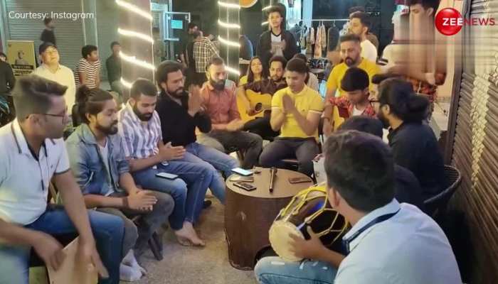 Hanuman Chalisa: हनुमान चालीसा गाकर लड़कों के इस ग्रुप ने खींचा सबका ध्यान, कुछ घंटों में मिले करोड़ों लाइक्स