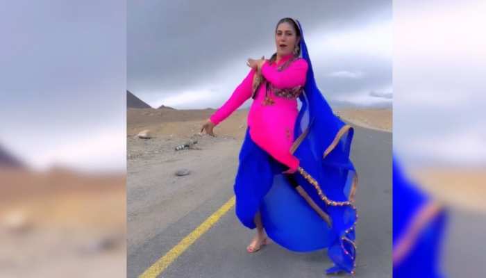 Sapna Choudhary video : बीच सड़क सपना चौधरी के साथ हो गया हादसा , डांस करते करते उड़ गई ड्रेस