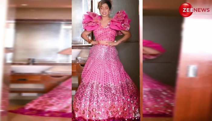Neha Bhasin ने पहना ऐसा ड्रेस देख लोगों ने उड़ाया खूब मजाक, देखें ये वायरल वीडियो