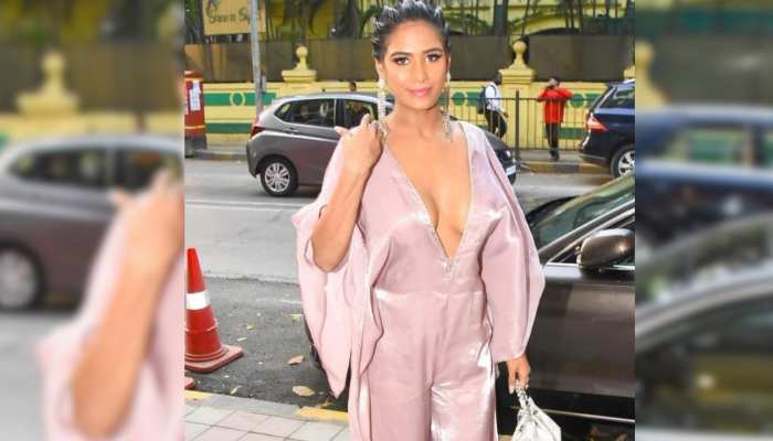 Poonam Pandey video : डीप नेक पिंक ड्रेस में पूनम पाण्डेय , पोज देते वक्त फिसल गई ड्रेस