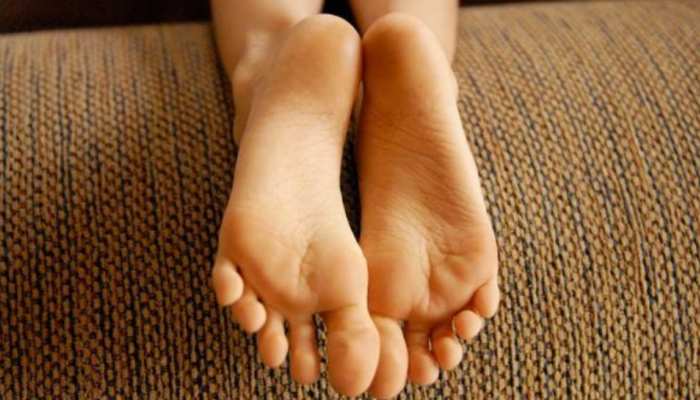 Feet smell: पैरों की बदबू को कम करने के लिए करें ये उपाय, नहीं आएगी गंध