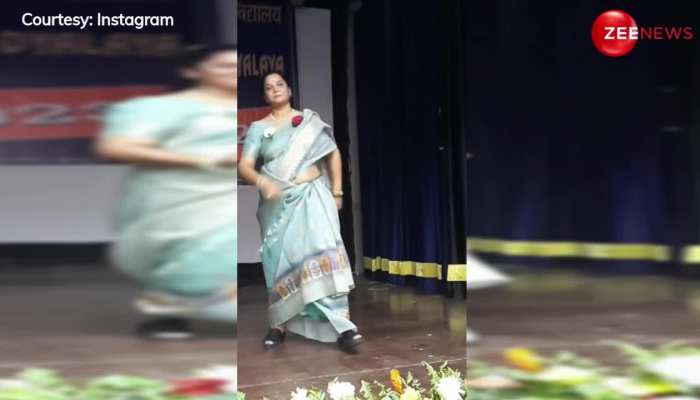 बॉलीवुड गाने पर टीचर ने साड़ी पहन कर दिया एक नंबर का डांस, धांसू स्टेप्स देख स्टूडेंट्स भी रह गए हक्के-बक्के