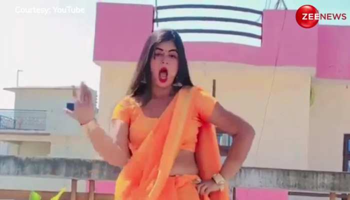 Desi Bhabhi Sexy Dance: देसी भाभी ने भोजपुरी गाने पर साड़ी पहन हिलाया बदन, उछल-उछलकर ऐसी नाचीं उड़ जाएगी रातों की नींदे