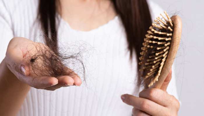 कंघी करते ही हाथों में आ जाते बालों के गुच्छे? भूल से भी न करें ये 5 गलतियां