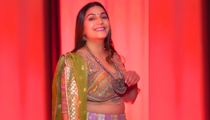 Sapna Chaudhary : कमरे में सपना चौधरी ने बदली ड्रेस, और माहौल हो गया रंगीन