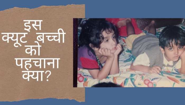 फोटो में चेहरे पर हाथ रखे बैठी क्यूट बच्ची है खूंखार विलेन की बेटी, पहचाना क्या?