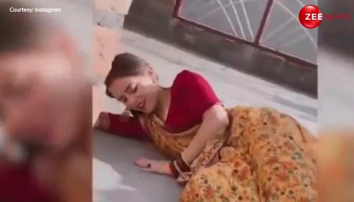 देसी भाभी ने बेहद सेक्सी साड़ी पहन छत पर लेट-लेटकर किया हॉट डांस, देख दिल हारने के साथ होश भी खो बैठे दीवाने