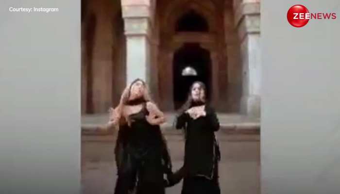 दो लड़कियों ने हरियाणवी गाने पर मचाया गदर, पब्लिक के समाने कर डाला ऐसा डांस, देख आउट ऑफ कंट्रोल हुए लोग