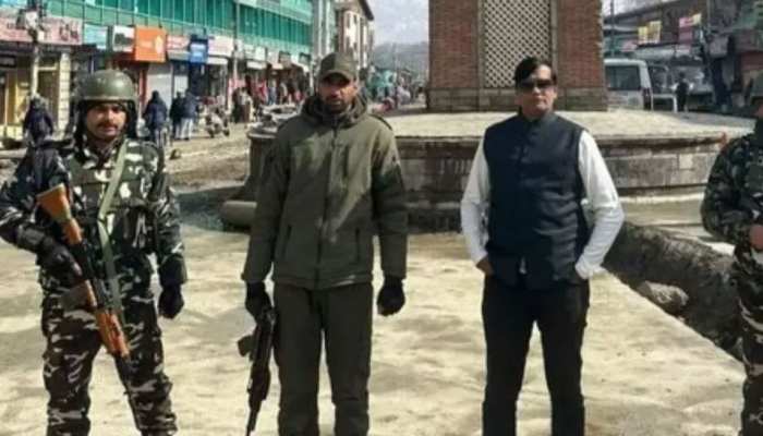 फर्जी PMO अफसर के साथ धरा गया था बेटा, केस में पिता और गुजरात सीएम के PRO का इस्तीफा