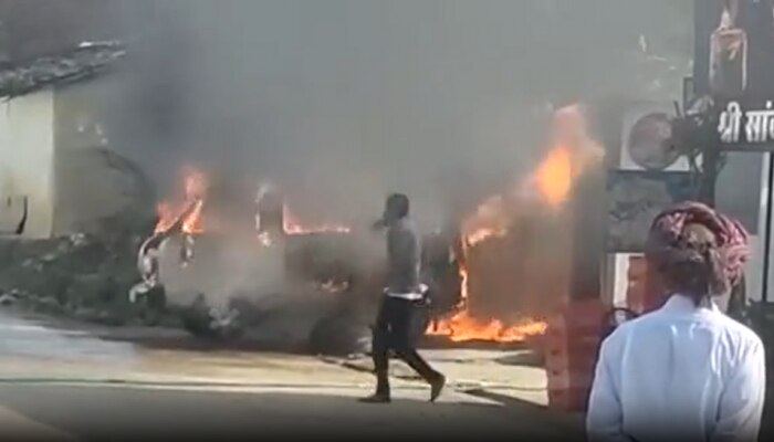 Bhilwara News : सांखला में मेन बाजार में मारुति वैन में लगी आग, धमाके के साथ फटा गैस का टैंक
