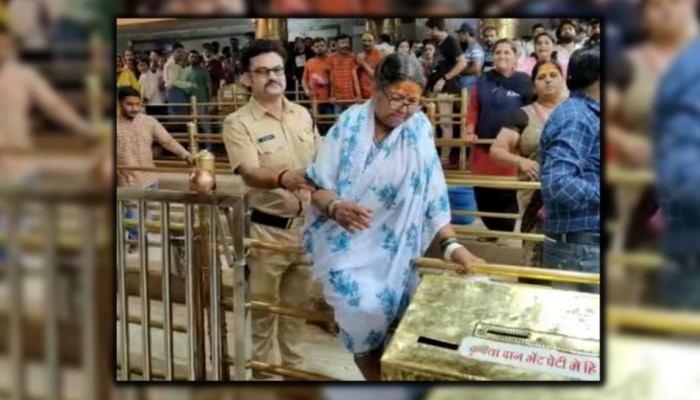 Viral Video : महाकाल मंदिर में भक्त का तांडव, बुजुर्ग महिला ने दर्शन के लिए लगा दी बैरिकेड से छलांग