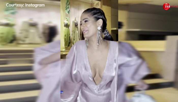 सुपरहॉट Poonam Pandey ने पहना ऐसा झोला हुईं Oops Moment का शिकार, ऐसी जगह से खिसका कपड़ा नजरें नहीं हटा पा रहे यूजर