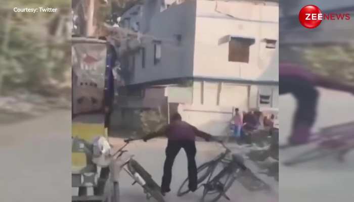 Viral: गांव की गलियों में अंकल ने एक साथ दो साइकिल को ऐसे दौड़ाया, स्टंट देख उड़ गए लोगों के होश