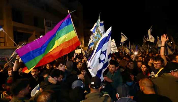 Israel: PM नेतन्याहू ने रक्षा मंत्री को हटाया, विरोध में सड़कों पर उतरे लोग 