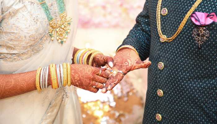 जीजा-साली को मजबूरी में करनी पड़ी शादी, गांव वालों ने खुशी-खुशी किया विदा
