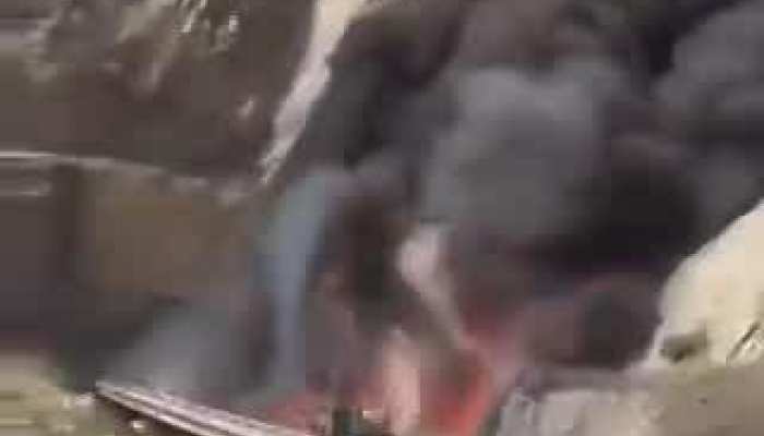 पुल पर बस पलटने से 20 यात्री जिंदा जले, उमरा करने जा रहे जायरीनों की बस सऊदी अरब में गिरी