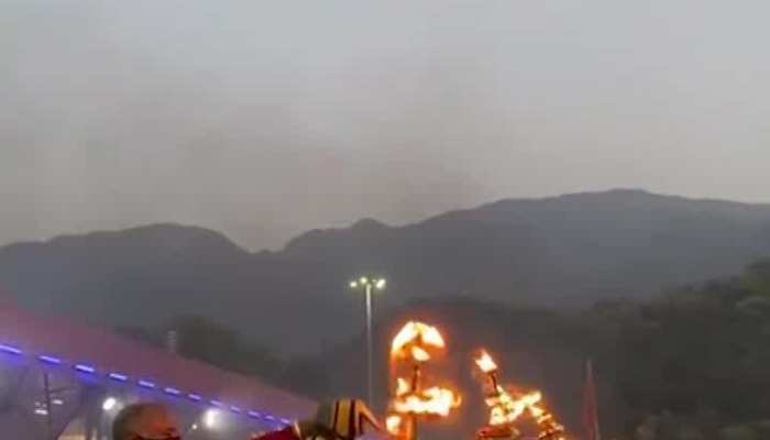 Navratri के दौरान Triveni Ghat पर मां गंगा की भव्य आरती