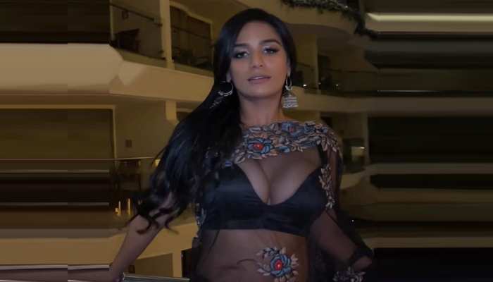 Poonam Pandey video : काली साड़ी पहन नागिन सी बलखा रहीं पूनम पाण्डेय का वीडियो वायरल