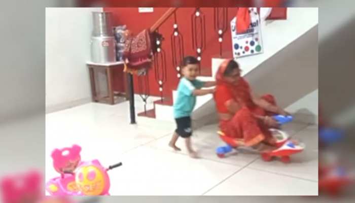 Viral Video : पोते के साथ दादी भी बनी बच्ची, साइकिल पर सवाल होकर घुमने लगी