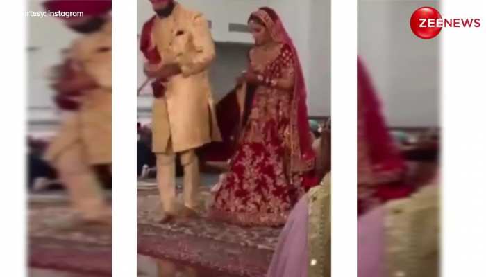 Dulha-Dulhan Virla Video: मंडप में दूल्हा कर रहा था गलती तो दुल्हन ने पकड़कर खींचा.... देख नहीं रुक रही लोगों की हंसी