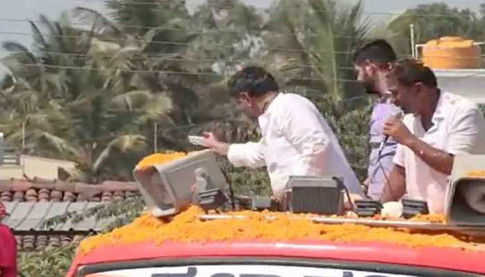 WATCH: रोड शो के दौरान 500 रुपये के नोट उड़ाते नजर आए कर्नाटक के कांग्रेस अध्यक्ष 