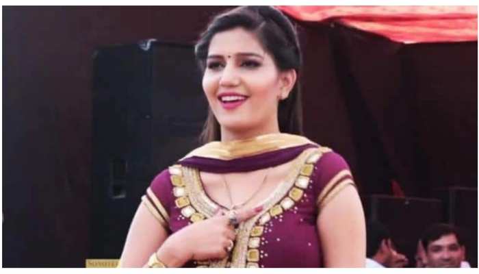 Sapna Choudhary ने सिंपल अंदाज में स्टेज पर लगाए जबरदस्त ठुमके, ऑडियंस भी उछल पड़ी