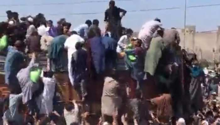 दाने-दाने को मोहताज पाकिस्तान, मुफ्त आटा को लेकर मची भगदड़, महिला समेत 2 की मौत