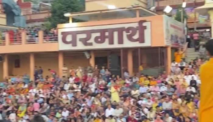 राम नवमी के पर्व पर भक्ति में डूबे लोग