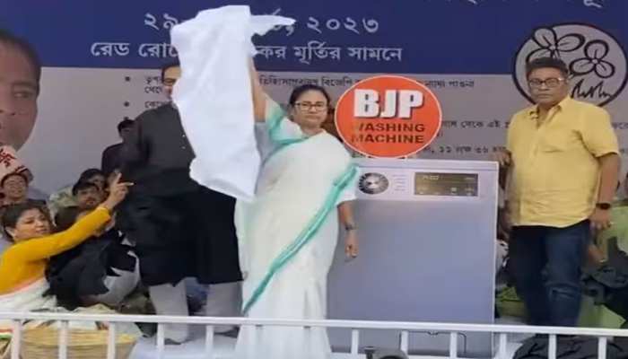 'वॉशिंग मशीन' के साथ CM ममता का धरना, काला कपड़ा डाला और सफेद निकाला; BJP पर कसा तंज