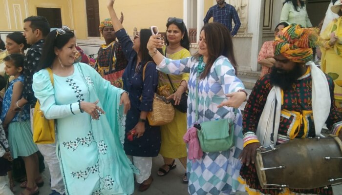 Rajasthan Day : राजस्थान दिवस पर लोक कलाकारों के साथ देशी - विदेशी पर्यटकों ने लगाए ठुमके