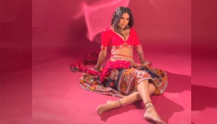 Poonam Pandey : मंजुलिका अवतार में आई पूनम पांडे, लाल साड़ी में बढ़ा दिया कमरे का तापमान