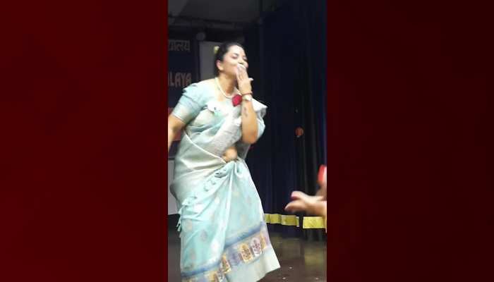 कॉलेज में स्टेज पर साड़ी में टीचर ने किया ऐसा डांस, सामने बैठे स्टूडेंट्स हुए हैरान