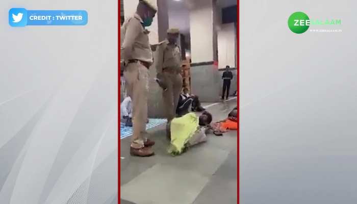 Video: स्टेशन पर सोए युवक के साथ पुलिस ने की गैरइंसानियत हरकत, वीडियो हुआ वायरल