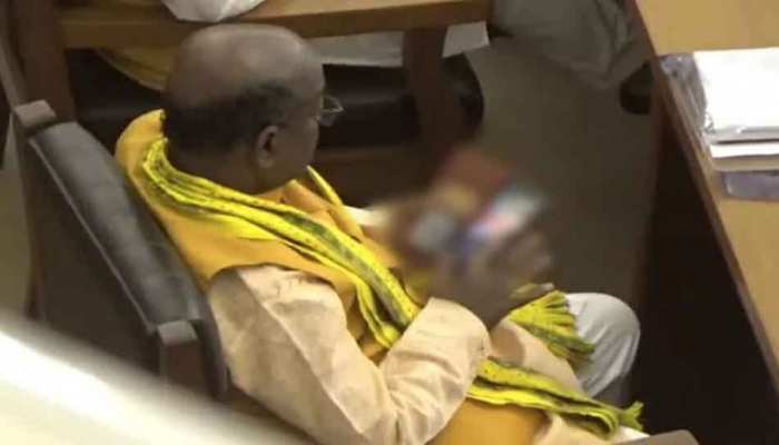 विधानसभा में पोर्न देखते पकड़े गए विधायक बोले, ‘इसे बंद करने की कोशिश की लेकिन..