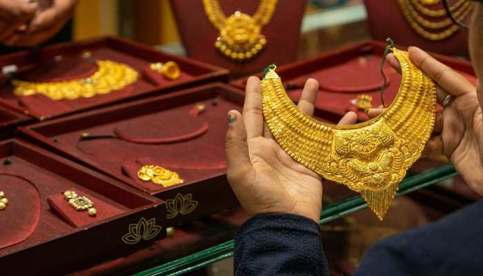 गोल्ड की कीमतों में हुआ बड़ा बदलाव, चांदी हो गई सस्ती, चेक करें लेटेस्ट रेट्स