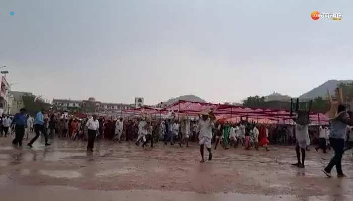 Ajmer : सीएम गहलोत का भाषण खत्म होते ही, कुर्सी को छाता बनाकर ले भागी जनता!