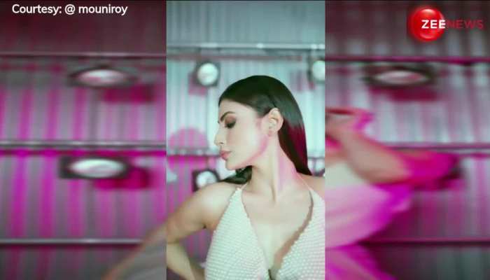 Mouni Roy ने मोतियों वाला बैकलेस टॉप पहनकर दिखाए एक से एक लटके-झटके, क्लीवेज पर ही टिकी रह गई नजरें