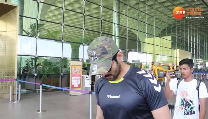 Kartik Aaryan Spotted: चॉकलेटी बॉय Kartik Aaryan एयरपोर्ट पर हुए स्पॉट, देखें कैसे दिख रहे हैं एक्टर