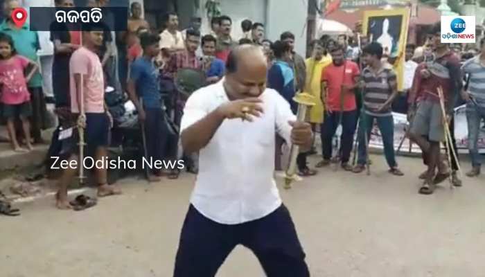ପାରଳା ରାଜବଂଶର ସଂସ୍କୃତି କୁ ମନେପକାଇବା ପାଇଁ ରାସ୍ତା ମଧ୍ୟରେ ଆଖଡ଼ା ପ୍ରଦର୍ଶନ
