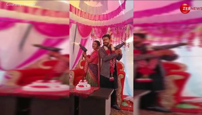 हाथ में बंदूक लिए स्टेज पर स्टंट कर रहे थे दूल्हा-दुल्हन, निकली ऐसी आग जल गया चेहरा; देखिए दिल दहला देने वाला वीडियो