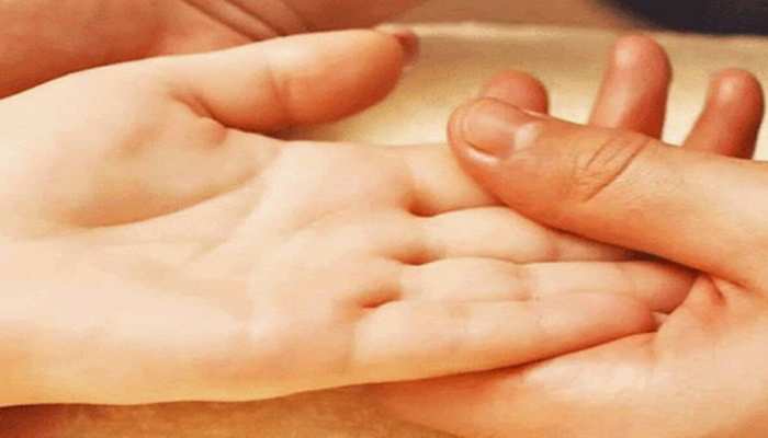 पैसा आते ही हो जाता है खत्म तो जल्द चेक करें हथेली, ये निशान होते हैं कंगाली का कारण