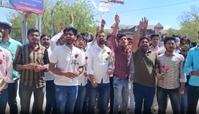 Bikaner News : बीकानेर में NSUI छात्र और डॉक्टर आमने सामने, छात्रों ने दिया डॉक्टर्स को गुलाब का फूल