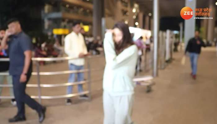 Janhvi Kapoor Spotted: एयरपोर्ट पर सिंपल लुक में स्पॉट हुईं जाह्नवी कपूर,  लोअर टी-शर्ट में आईं नजर