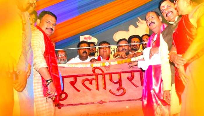 उज्जैन का मुल्लापुरा अब होगा मुरलीपुरा! पं. मिश्रा ने किया नाम पट्टिका का उद्घाटन