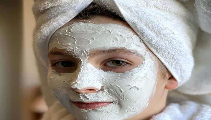 Glowing Face Pack: घर पर बनाएं चंदन शहद और इन चीजों से बना फेस पैक, चमने लगेगा चेहरा