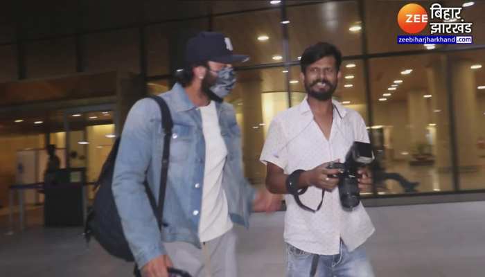 Ranbir Kapoor Spotted : डेनिम जैकेट में मुंबई एयरपोर्ट पर स्पॉट हुए रणबीर कपूर