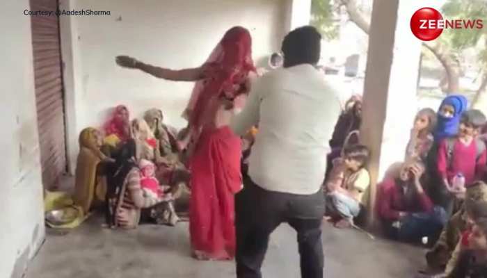 Devar Bhabhi Dance: गांव के छोटे बच्चों के सामने देवर-भाभी ने किया अश्लील डांस, देख 