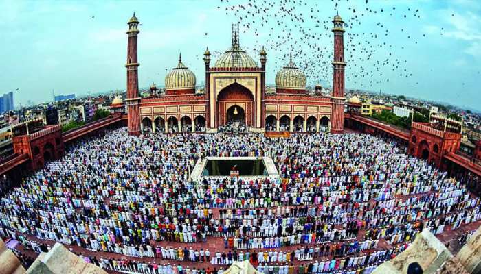 Eid Ul Fitr: पूरे देश में मनाई गई ईद, लोगों ने एक दूसरे को गले मिलकर दी मुबारकबाद